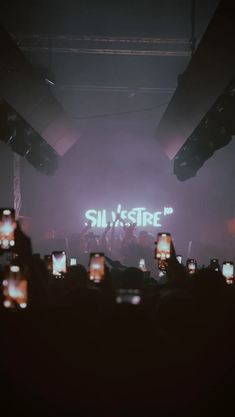 Pantalla LED con el nombre SILVESTRE KG sobre la pista